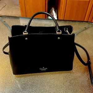 Black Kate spade bag with multiple compartments perfect for everyday